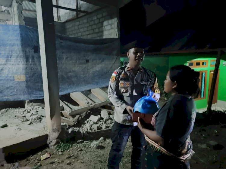Polri Peduli Korban Gempa Flores: Kapolsek Lembor Tembus Malam Salurkan Bantuan Sembako