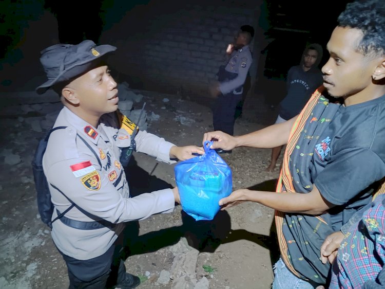 Polri Peduli Korban Gempa Flores: Kapolsek Lembor Tembus Malam Salurkan Bantuan Sembako