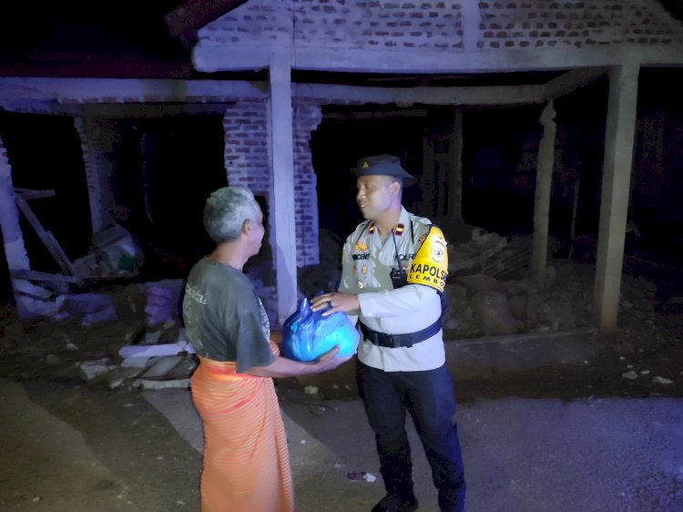 Polri Peduli Korban Gempa Flores: Kapolsek Lembor Tembus Malam Salurkan Bantuan Sembako