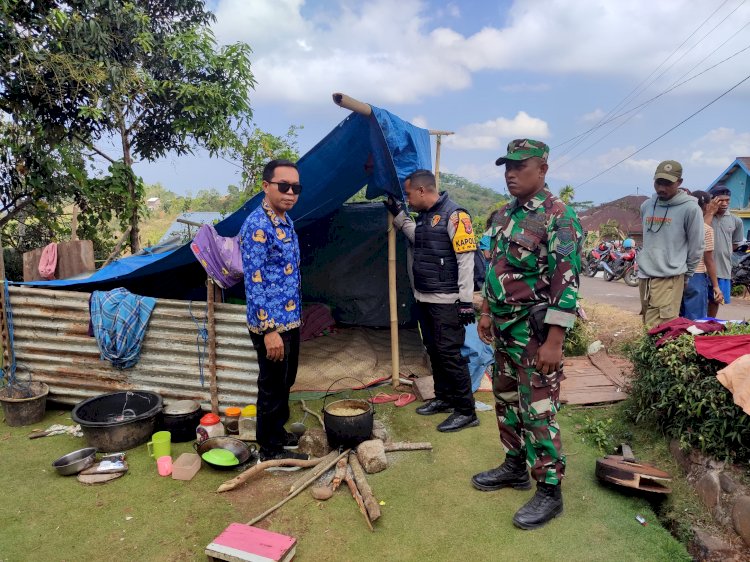 Polri Peduli Korban Gempa Flores: Kapolsek Lembor Tembus Malam Salurkan Bantuan Sembako