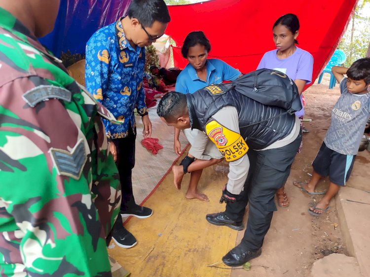 Polri Peduli Korban Gempa Flores: Kapolsek Lembor Tembus Malam Salurkan Bantuan Sembako