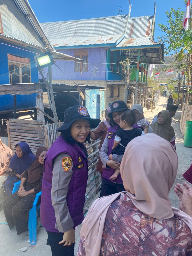 Pulihkan Trauma Anak dan Ibu Pasca-Gempa Flores, Tim Gabungan Polres Mabar dan BKO Polda Jateng Sambangi Pulau Terluar