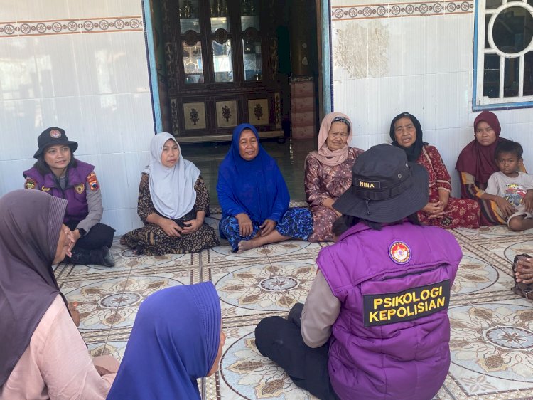 Pulihkan Trauma Anak dan Ibu Pasca-Gempa Flores, Tim Gabungan Polres Mabar dan BKO Polda Jateng Sambangi Pulau Terluar