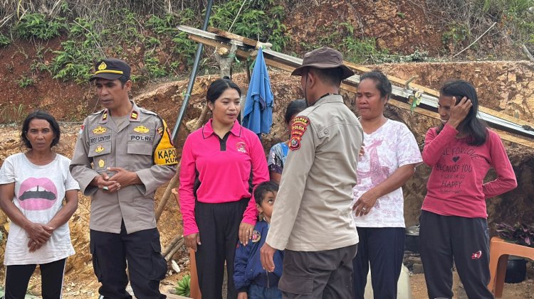 Hadir Menyapa Pengungsi Gempa Flores, Kapolsek Kuwus Beri Pasokan Logistik di Kampung Dahang