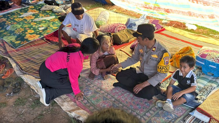 Hadir Menyapa Pengungsi Gempa Flores, Kapolsek Kuwus Beri Pasokan Logistik di Kampung Dahang