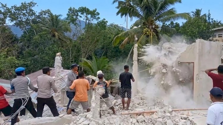 Menyapu Puing di Teong Toda: Sinergi Kepolisian dan Warga Golo Ndaring Pasca-Gempa M 7,7 Laut Flores