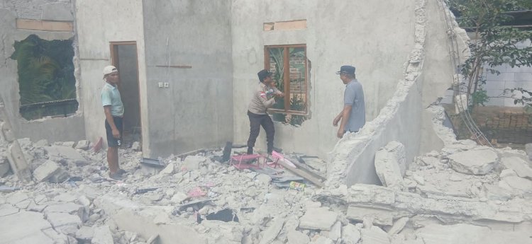 Menyapu Puing di Teong Toda: Sinergi Kepolisian dan Warga Golo Ndaring Pasca-Gempa M 7,7 Laut Flores