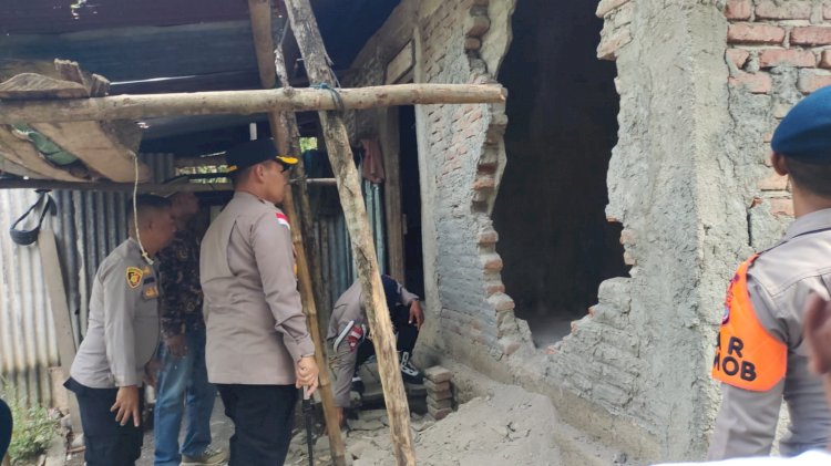 Hadir di Tengah Trauma Penyintas Gempa Flores, AKBP Christian Kadang Bantu Keluarga Rentan di Golo Tanggar