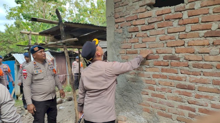 Hadir di Tengah Trauma Penyintas Gempa Flores, AKBP Christian Kadang Bantu Keluarga Rentan di Golo Tanggar