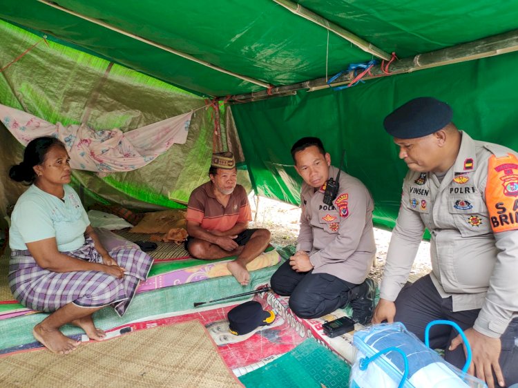 Hadir di Tengah Trauma Penyintas Gempa Flores, AKBP Christian Kadang Bantu Keluarga Rentan di Golo Tanggar
