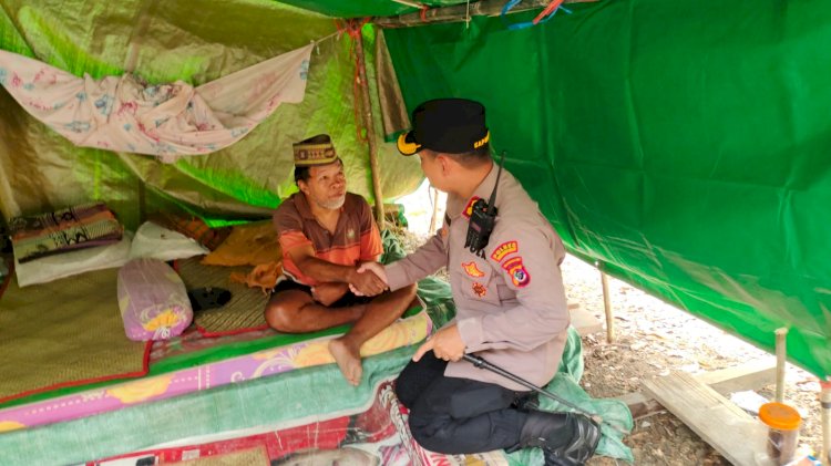 Hadir di Tengah Trauma Penyintas Gempa Flores, AKBP Christian Kadang Bantu Keluarga Rentan di Golo Tanggar