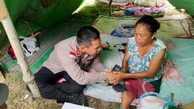 Hadir di Tengah Trauma Penyintas Gempa Flores, AKBP Christian Kadang Bantu Keluarga Rentan di Golo Tanggar