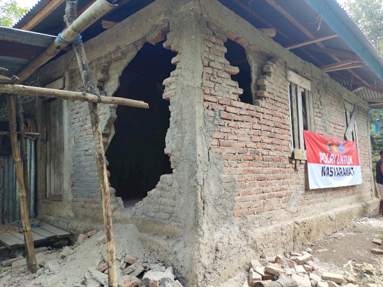 Hadir di Tengah Trauma Penyintas Gempa Flores, AKBP Christian Kadang Bantu Keluarga Rentan di Golo Tanggar
