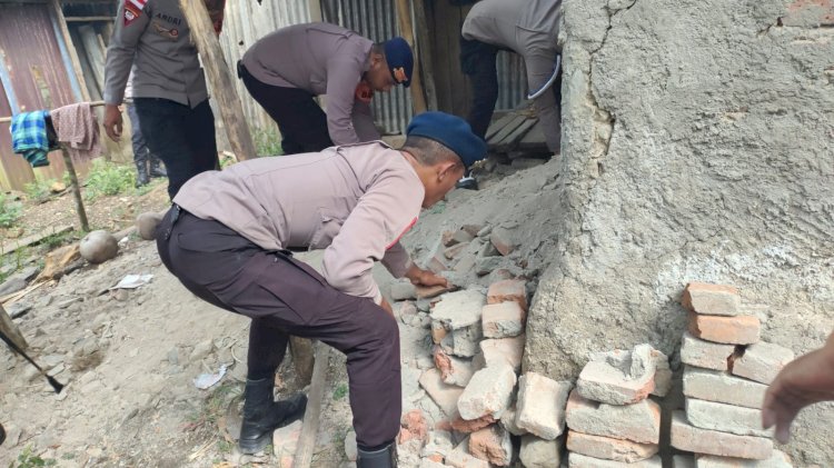Hadir di Tengah Trauma Penyintas Gempa Flores, AKBP Christian Kadang Bantu Keluarga Rentan di Golo Tanggar
