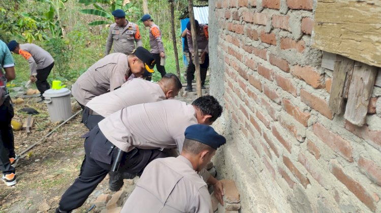 Hadir di Tengah Trauma Penyintas Gempa Flores, AKBP Christian Kadang Bantu Keluarga Rentan di Golo Tanggar