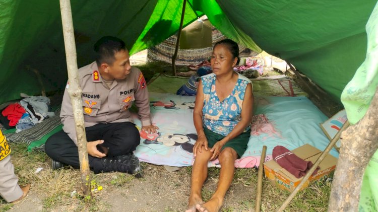 Hadir di Tengah Trauma Penyintas Gempa Flores, AKBP Christian Kadang Bantu Keluarga Rentan di Golo Tanggar