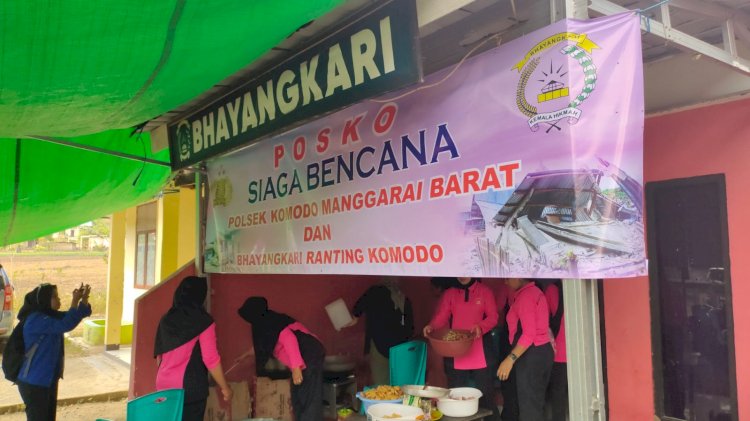Kehangatan di Tengah Duka Gempa: Dapur Umum Polsek Komodo Tembus Pelosok Desa Sepang