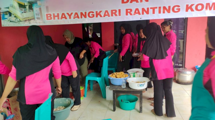 Kehangatan di Tengah Duka Gempa: Dapur Umum Polsek Komodo Tembus Pelosok Desa Sepang