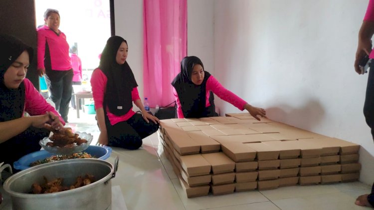 Kehangatan di Tengah Duka Gempa: Dapur Umum Polsek Komodo Tembus Pelosok Desa Sepang