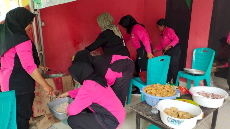 Kehangatan di Tengah Duka Gempa: Dapur Umum Polsek Komodo Tembus Pelosok Desa Sepang