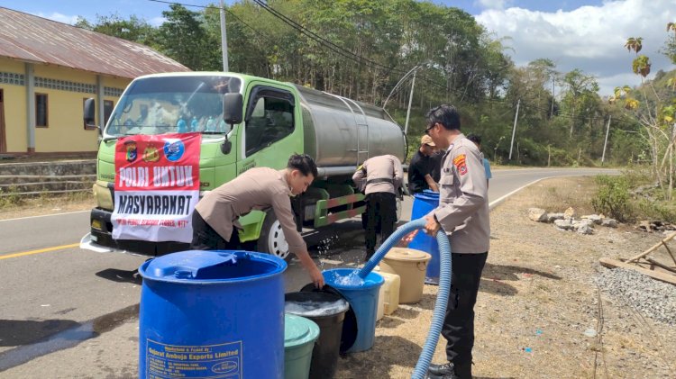 Krisis Air Bersih Pasca-Gempa dan Kemarau, Polres Manggarai Barat Salurkan 20 Ribu Liter Air Bersih