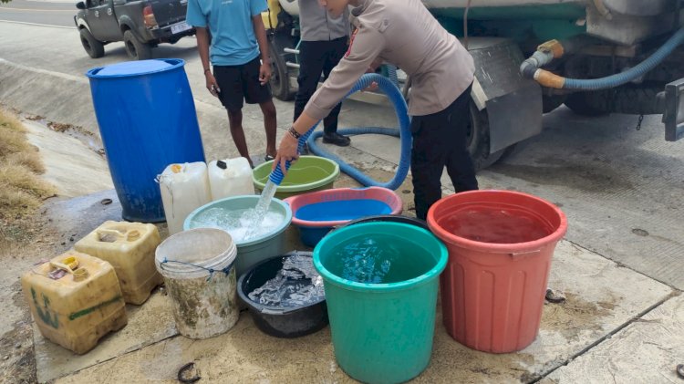 Krisis Air Bersih Pasca-Gempa dan Kemarau, Polres Manggarai Barat Salurkan 20 Ribu Liter Air Bersih