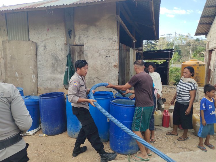 Krisis Air Bersih Pasca-Gempa dan Kemarau, Polres Manggarai Barat Salurkan 20 Ribu Liter Air Bersih