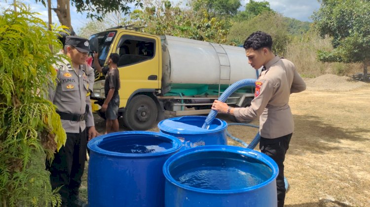 Krisis Air Bersih Pasca-Gempa dan Kemarau, Polres Manggarai Barat Salurkan 20 Ribu Liter Air Bersih