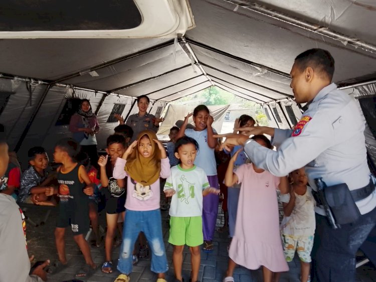 Usir Duka Mengundang Tawa, Aksi Trauma Healing Polri Bangkitkan Cerita Bahagia Anak Pengungsi