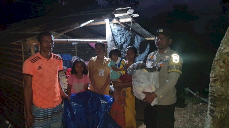 Tanggap Bencana Gempa Flores, Bhabinkamtibmas Mulai Salurkan Paket Bantuan dari Mabes Polri
