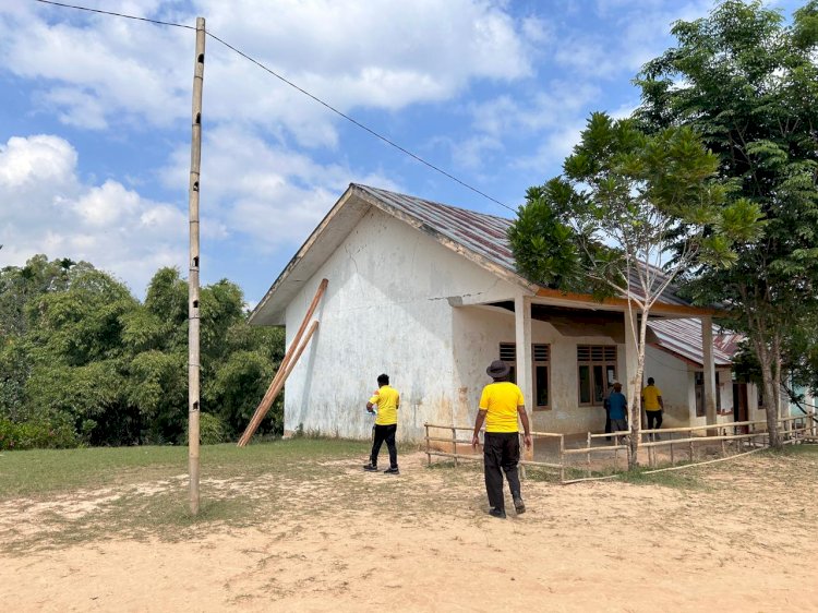 Pasca-Gempa Flores, Personel Polsek Lembor Gotong Royong Bersihkan Puing SDN Ledang