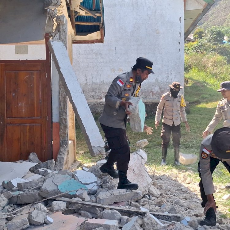 ‎Pasca-Gempa Flores, TNI-POLRI di Manggarai Barat Bersihkan Reruntuhan SDN Golo Lewe