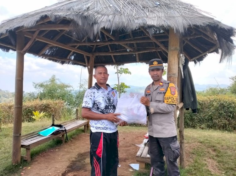 ‎Pasca-Gempa Flores, TNI-POLRI di Manggarai Barat Bersihkan Reruntuhan SDN Golo Lewe