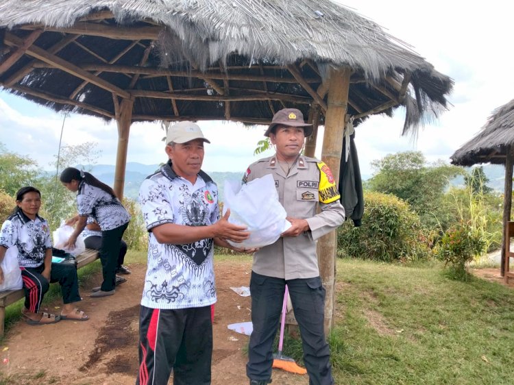 ‎Pasca-Gempa Flores, TNI-POLRI di Manggarai Barat Bersihkan Reruntuhan SDN Golo Lewe
