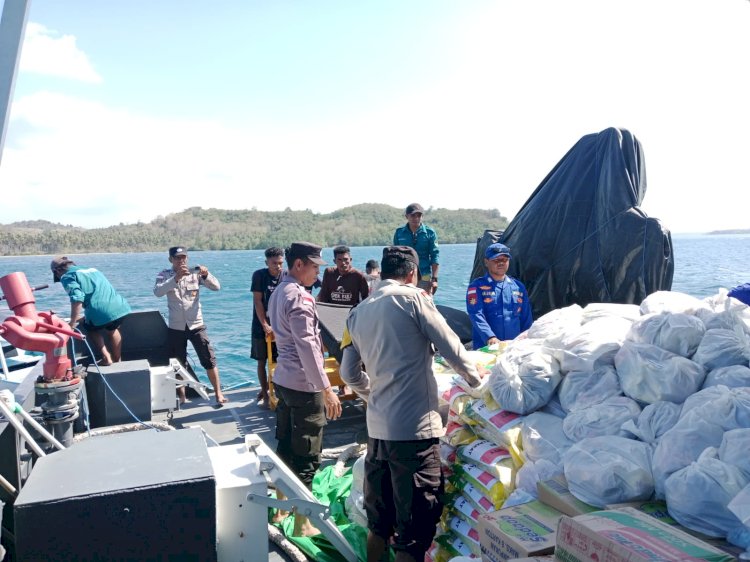 Tembus Gelombang Perairan Flores, Polres Mabar dan Ditpolairud Salurkan 2,5 Ton Logistik Bagi Korban Gempa