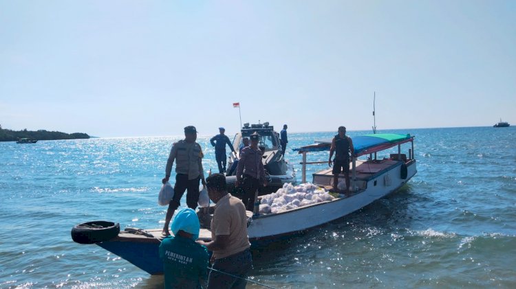 Tembus Gelombang Perairan Flores, Polres Mabar dan Ditpolairud Salurkan 2,5 Ton Logistik Bagi Korban Gempa