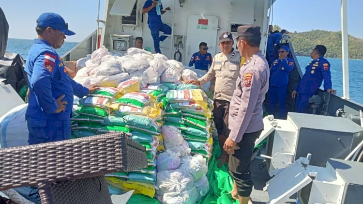Tembus Gelombang Perairan Flores, Polres Mabar dan Ditpolairud Salurkan 2,5 Ton Logistik Bagi Korban Gempa