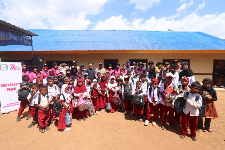 Tembus Lautan Demi Senyum Anak Pesisir! Kapolda NTT Bangun Kembali Sekolah Terdampak Gempa di Pulau Kukusan