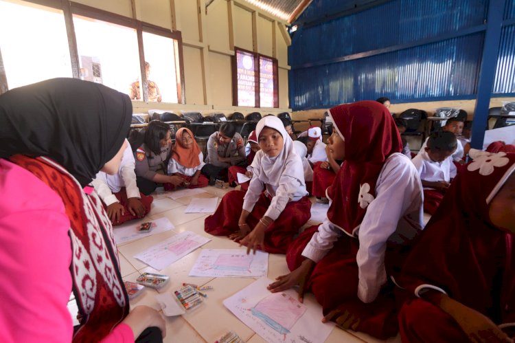 Tembus Lautan Demi Senyum Anak Pesisir! Kapolda NTT Bangun Kembali Sekolah Terdampak Gempa di Pulau Kukusan
