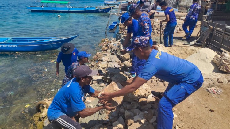 Tanggul Rusak Akibat Gempa Flores, Polisi Bersama Warga Bangun Kembali Penahan Ombak Pulau Kukusan