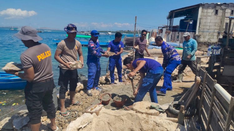 Tanggul Rusak Akibat Gempa Flores, Polisi Bersama Warga Bangun Kembali Penahan Ombak Pulau Kukusan