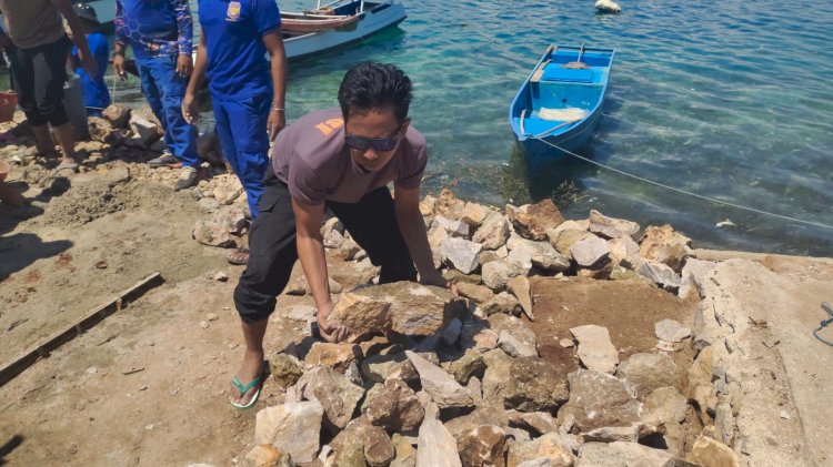 Tanggul Rusak Akibat Gempa Flores, Polisi Bersama Warga Bangun Kembali Penahan Ombak Pulau Kukusan