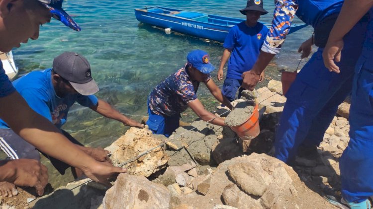 Tanggul Rusak Akibat Gempa Flores, Polisi Bersama Warga Bangun Kembali Penahan Ombak Pulau Kukusan
