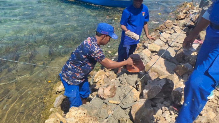 Tanggul Rusak Akibat Gempa Flores, Polisi Bersama Warga Bangun Kembali Penahan Ombak Pulau Kukusan