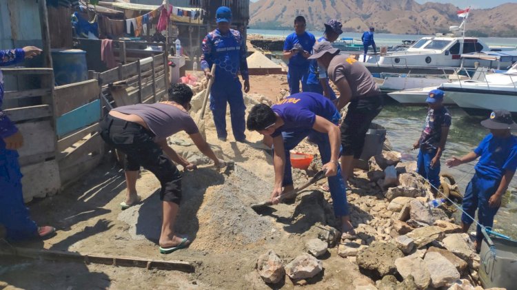 Tanggul Rusak Akibat Gempa Flores, Polisi Bersama Warga Bangun Kembali Penahan Ombak Pulau Kukusan