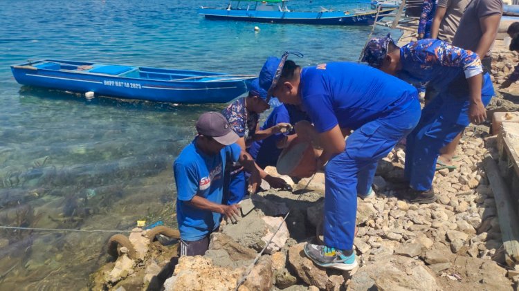 Tanggul Rusak Akibat Gempa Flores, Polisi Bersama Warga Bangun Kembali Penahan Ombak Pulau Kukusan