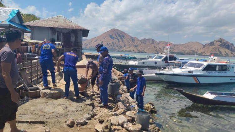 Tanggul Rusak Akibat Gempa Flores, Polisi Bersama Warga Bangun Kembali Penahan Ombak Pulau Kukusan