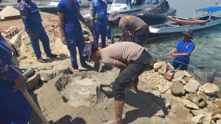 Tanggul Rusak Akibat Gempa Flores, Polisi Bersama Warga Bangun Kembali Penahan Ombak Pulau Kukusan