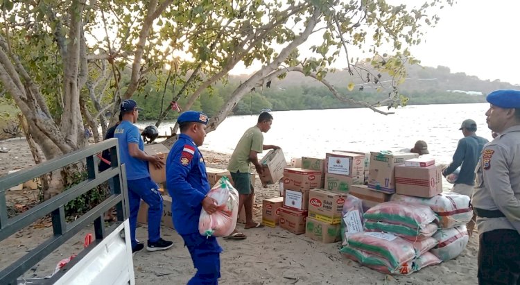 Respon Cepat Aspirasi Warga di Medsos, Kapolres Mabar Sewa Perahu Ketinting Antar Bantuan ke Nggilat