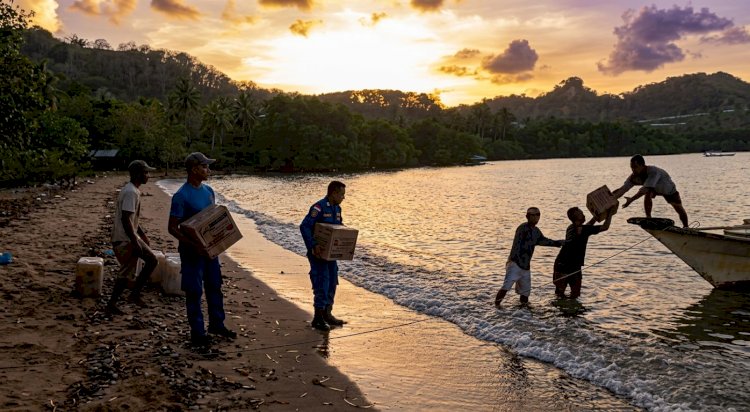 Respon Cepat Aspirasi Warga di Medsos, Kapolres Mabar Sewa Perahu Ketinting Antar Bantuan ke Nggilat